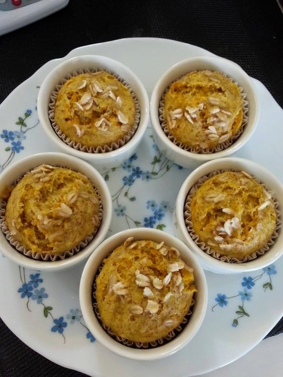 Steamed wholemeal pumpkin muffin with oats topping (sugarless)